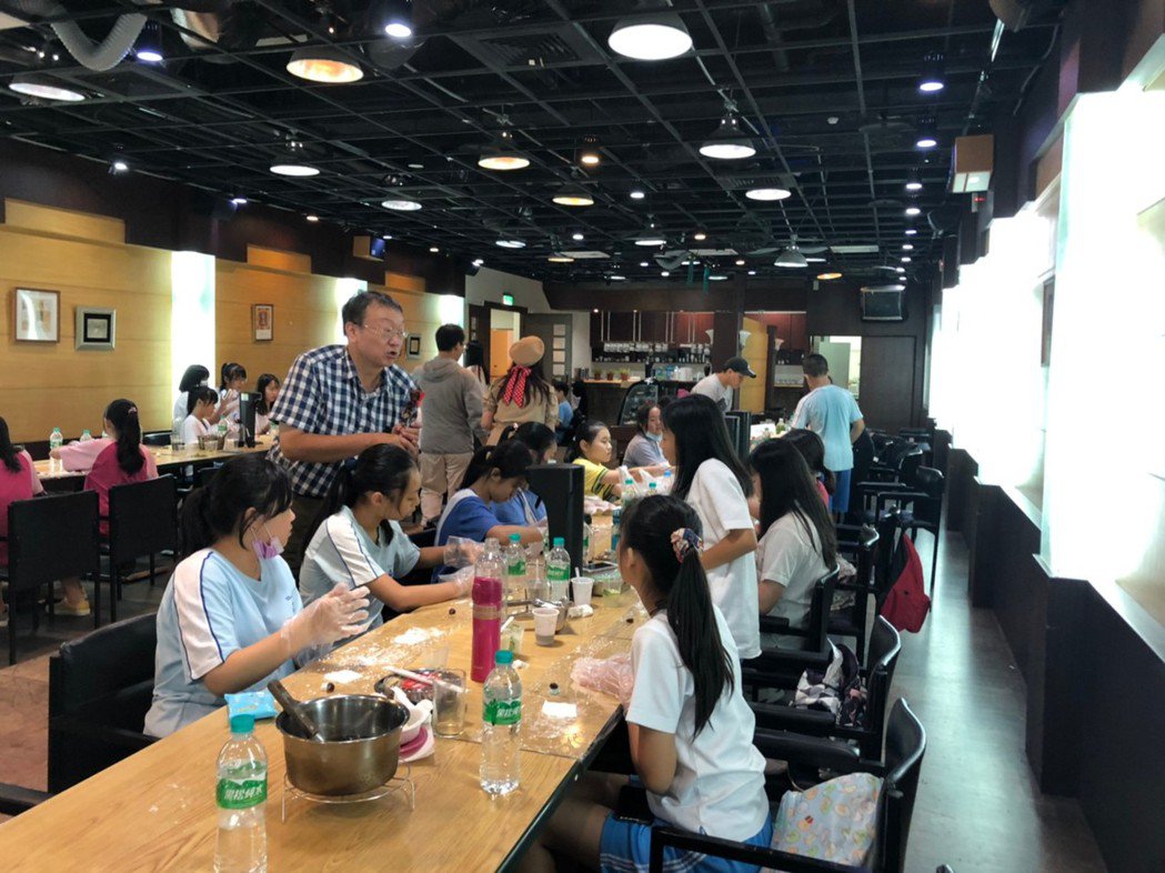 東南科大休閒事業管理系陳祈森教授分享知識並指導。 東南科大/提供 This is an image