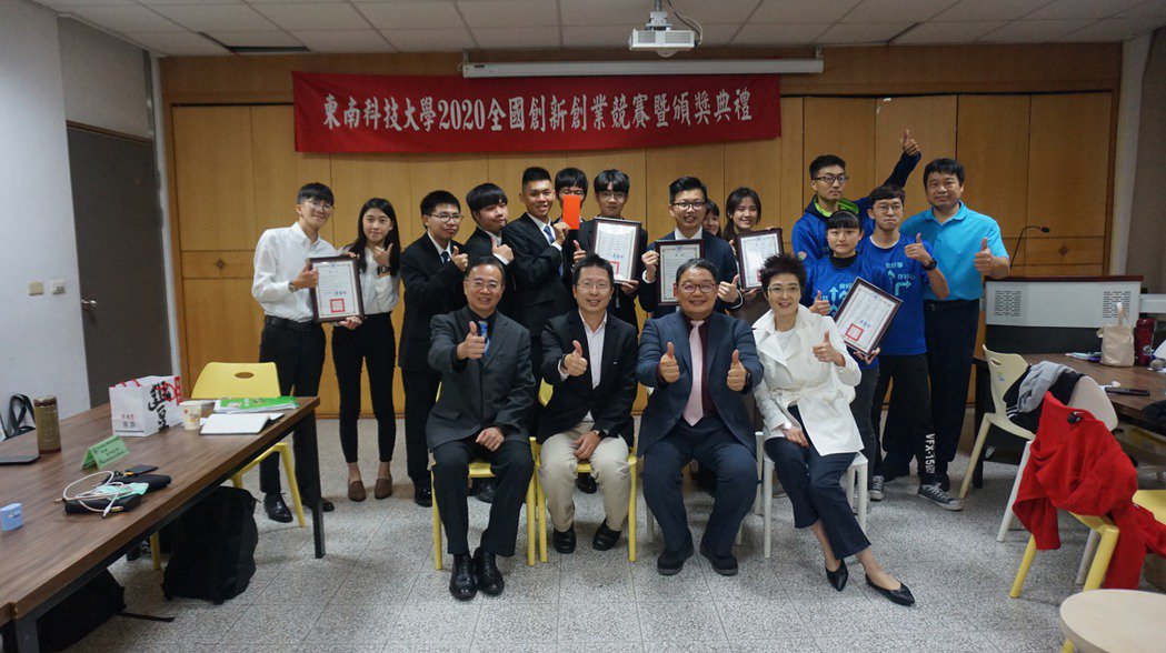 得獎學生與裁判老師合影。 東南科大/提供 This is an image