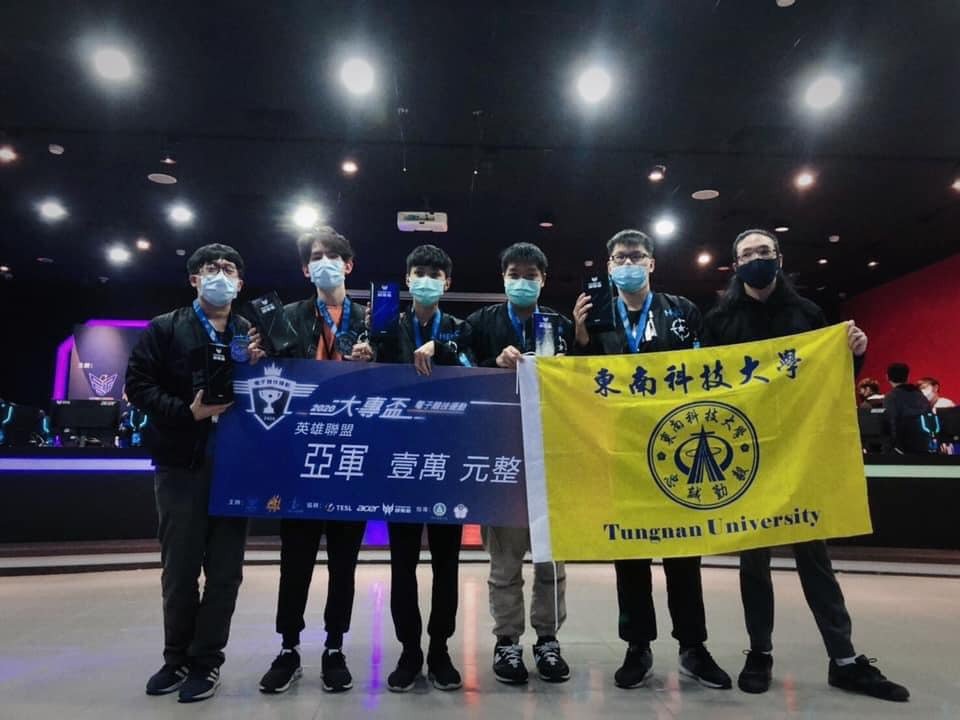 東南飛鷹隊獲獎合影(從左而右為謝文嘉、畢泳傑、郭家銘、張越傑、林靖騏、何積杰)。... This is an image