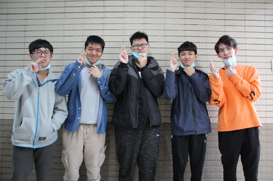戰隊選手合照(從左而右為謝文嘉、張越傑、林靖騏、郭家銘、畢泳傑)。 東南科大/提... This is an image