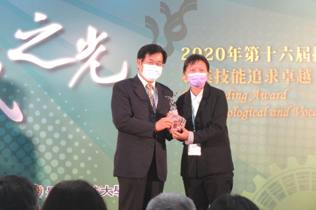 教育部長潘文忠頒發技職之光獎座給東南科大觀光系陳美月同學(右)。 東南科大/提供 This is an image