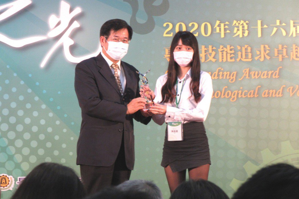 教育部長潘文忠頒發技職之光獎座給東南科大電子系陳盈嘉同學(右)。 東南科大/提供 This is an image