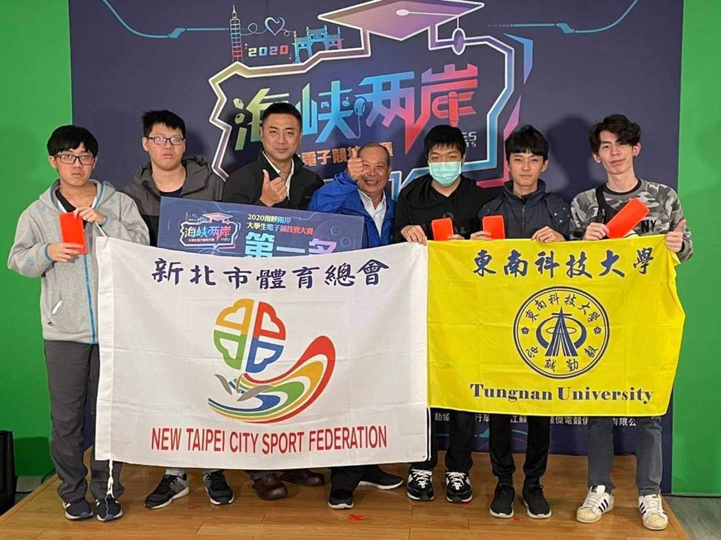 東南飛鷹隊獲獎後與新北市體育總會長官合影。 東南科大/提供 This is an image