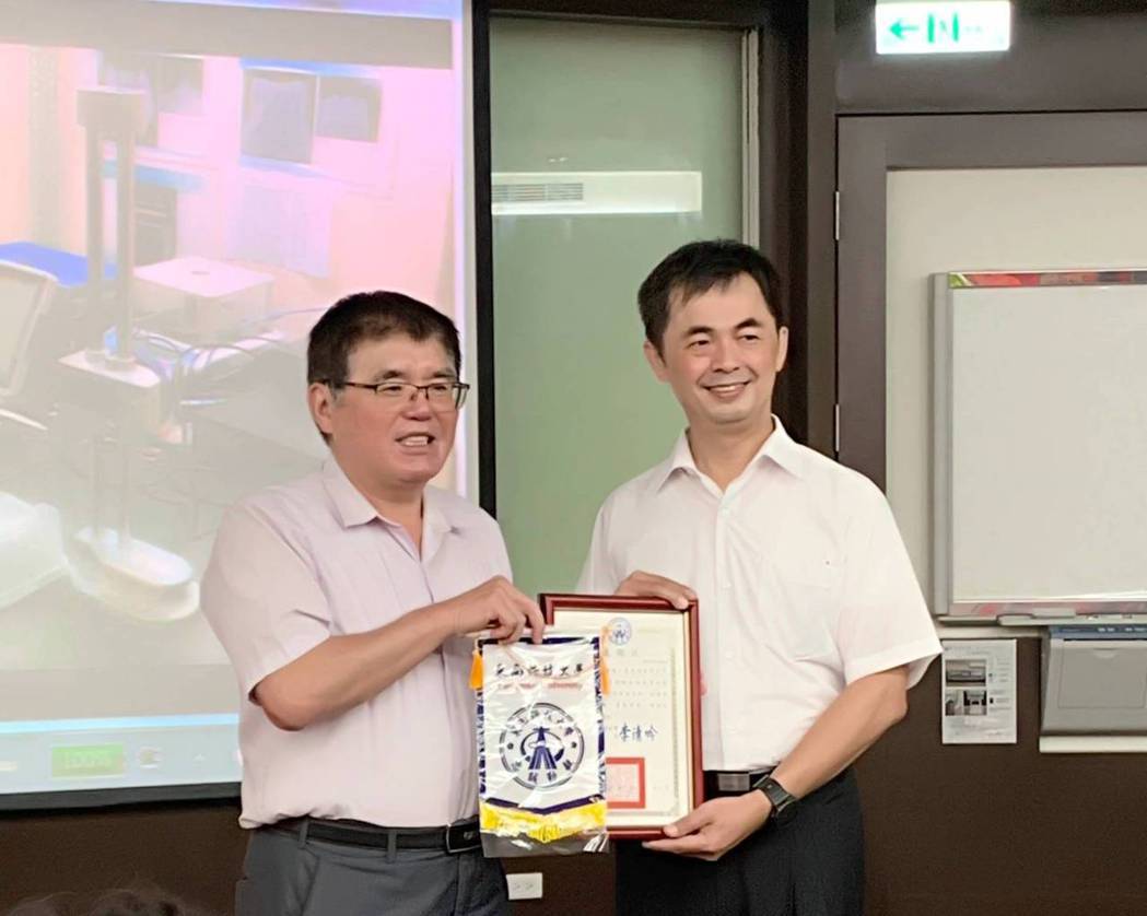 東南科大產經所所長林秋堂(左)致贈感謝狀與校旗給家登精密董事長邱銘乾。 東南科大... This is an image