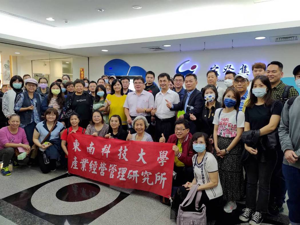 東南科大產經所全體參訪者與家登精密董事長邱銘乾合影。 東南科大/提供 This is an image