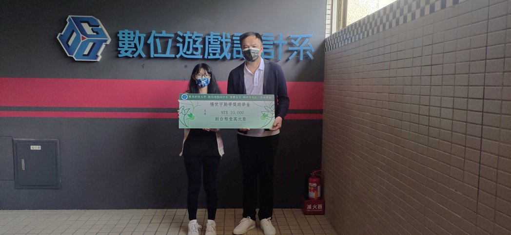 晶德公司楊世宇先生(右)與東南科大數位遊戲設計系周彥均同學。 東南科大/提供 This is an image