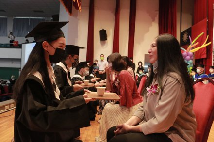 東南科技大學畢業生感恩奉茶。 東南科大/提供 This is an image