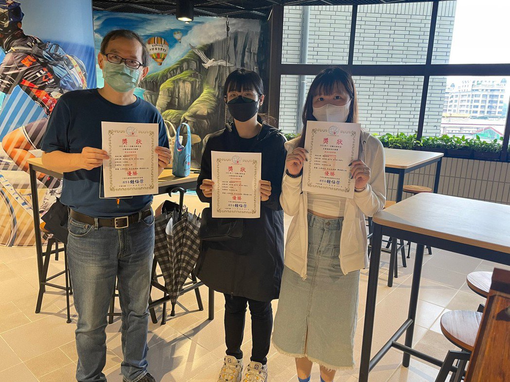 觀光精英盃全國遊程設計競賽得獎同學與指導老師合影(由左至右依序為:王堅楚老師、梁... This is an image