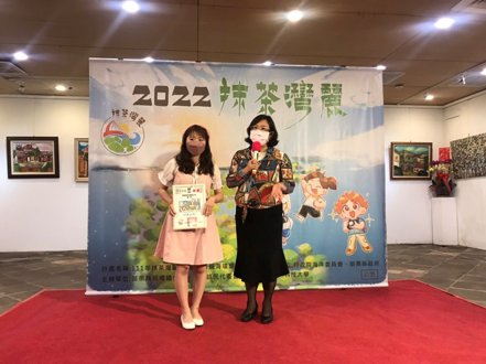 「2022 抹茶灣麗特色遊程設計競賽」活動得獎林宜臻同學(左)與指導老師李秀琴(右)合影。 東南科大/提供 This is an image