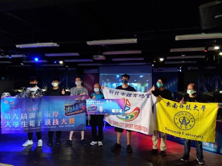 东南科技大学飞鹰队获奖合影。 东南科大/提供 This is an image