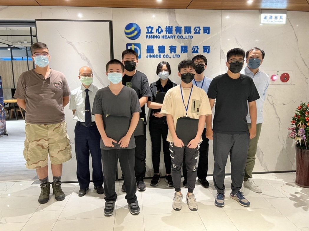 晶德公司創辦人楊世宇先生與同學合影留念 東南科大/提供 This is an image