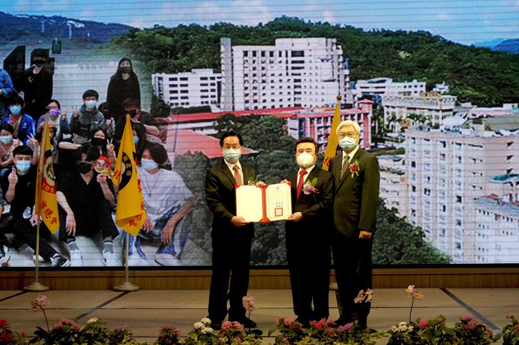 東南科技大學李清吟校長(左)致贈洪村山傑出校友感謝狀。 東南科大/提供 This is an image