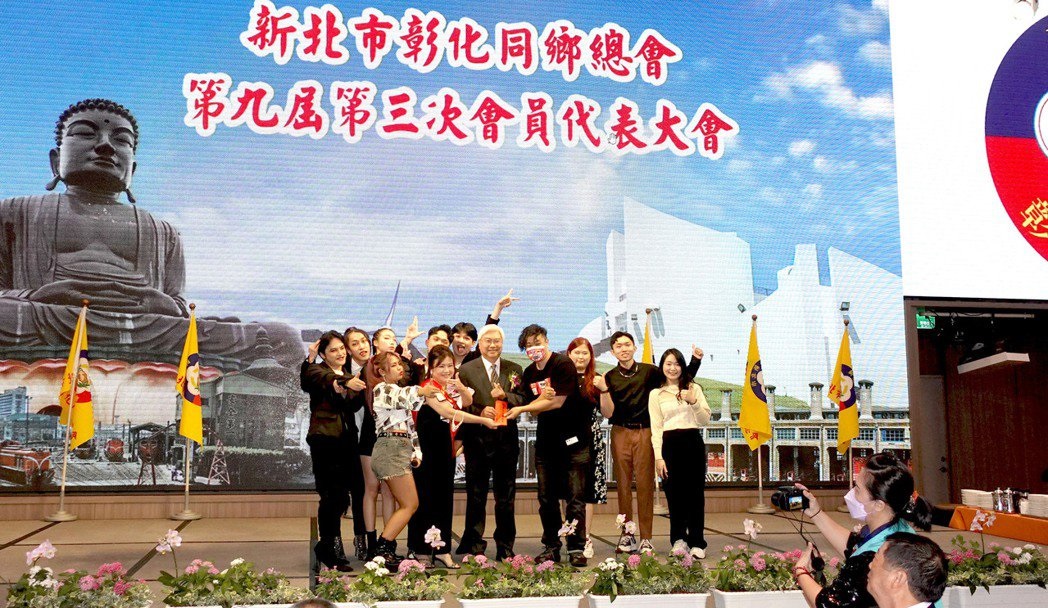 東南科技大學表演藝術系學生現場表演後合影。 東南科大/提供 This is an image
