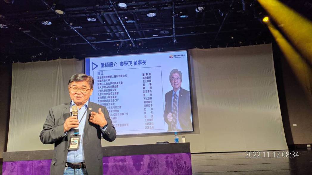 富士達保險經紀人董事長廖學茂蒞臨東南科大產經所演講分享。 東南科大/提供 This is an image