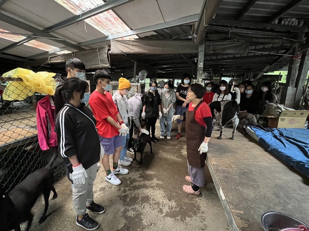 卓媽媽分享流浪狗之家創立過程及解說如何與毛小孩相處。 東南科大/提供 This is an image
