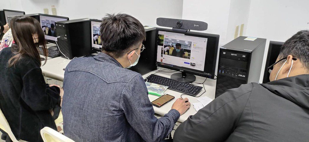 東南科技大學跨領域課程體驗的直播節目製作使用POLY視訊攝影機學習如何進行直播。... This is an image