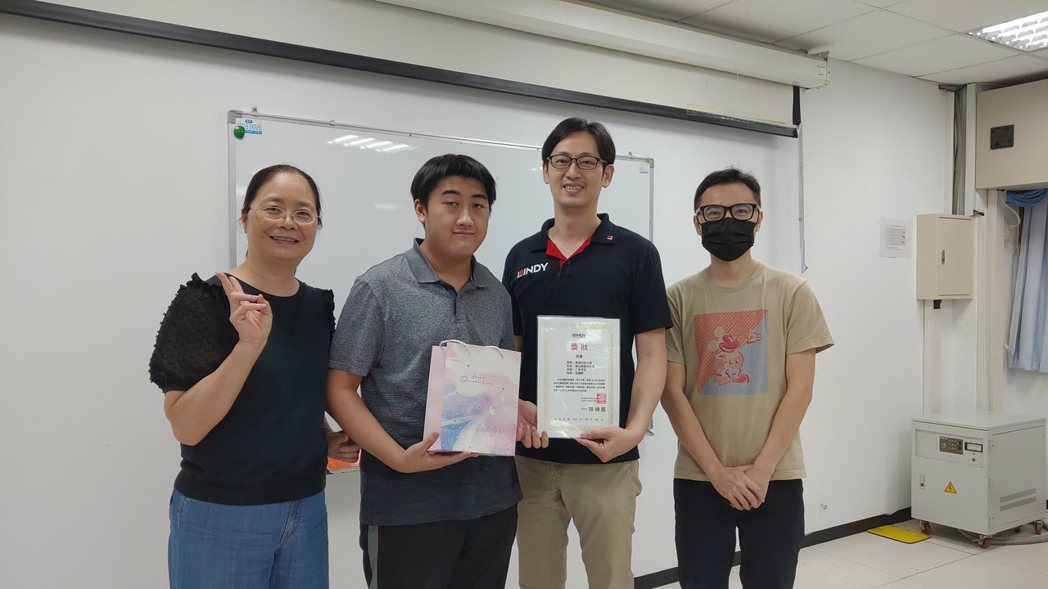 LINDY公司張維哲經理(右二)頒獎給東南科技大學第一名的孫建軒同學(左二)。 ... This is an image