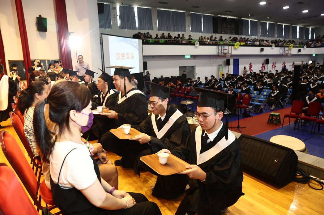 東南科技大學畢業生代表的感恩奉茶儀式。 東南科大/提供 This is an image