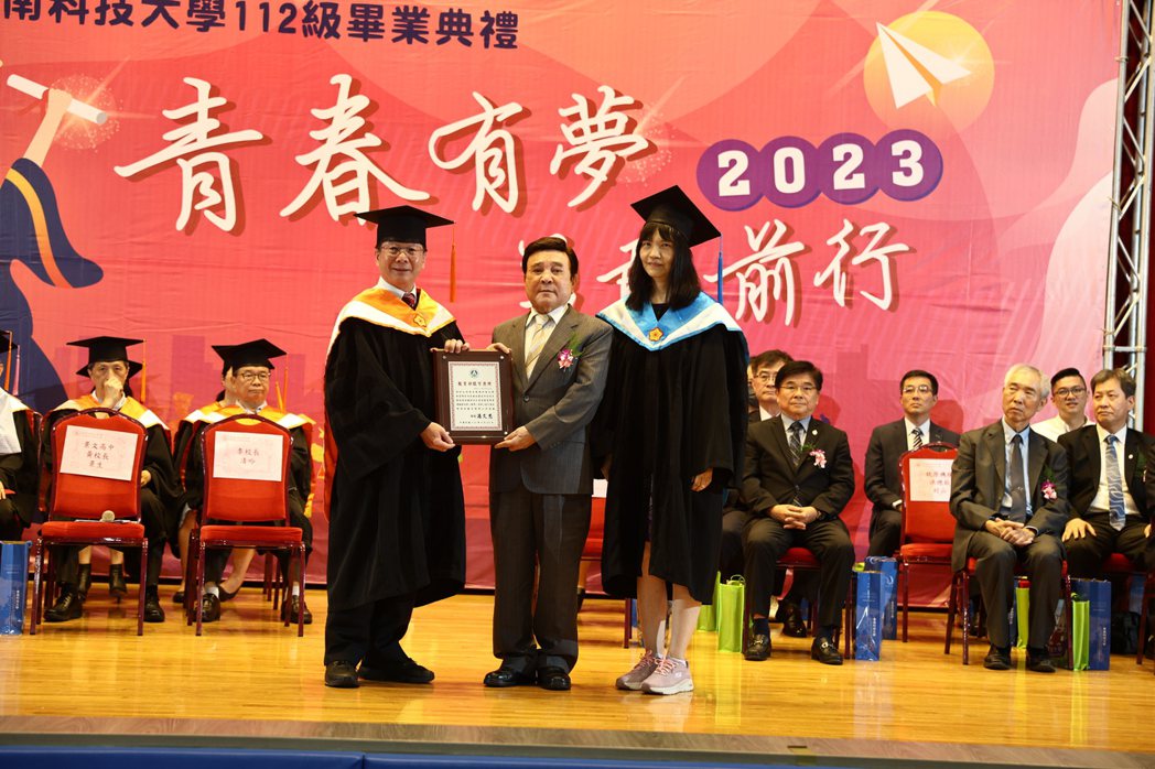 東南科技大學李清吟校長(左)頒贈教育部捐資興學楷模獎牌表揚玖原機構洪村山總裁(中... This is an image