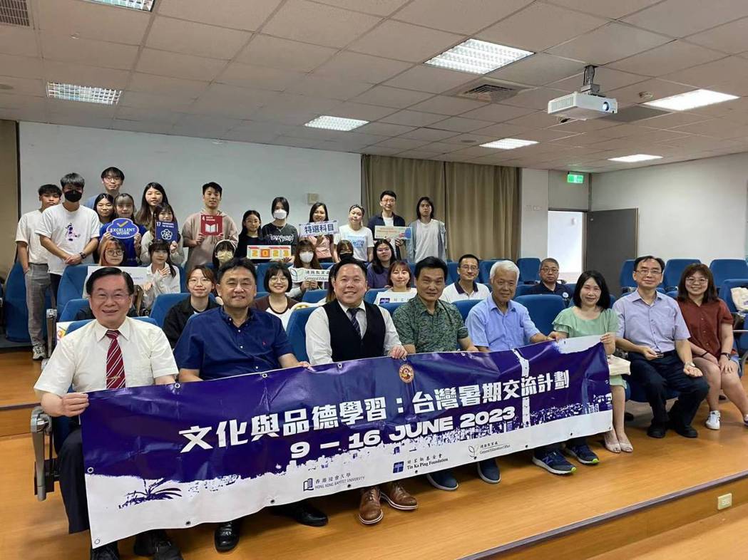 香港浸會大學參訪東南科技大學合照(左1李清吟校長、左2董益吾副校長、左3蕭欣浩博... This is an image