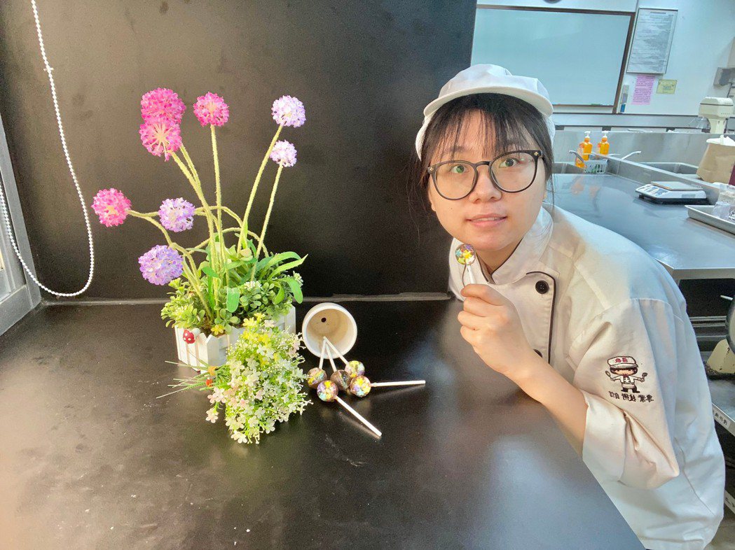 東南科技大學餐旅管理系黃惠敏同學星空棒棒糖。 東南科大/提供 This is an image