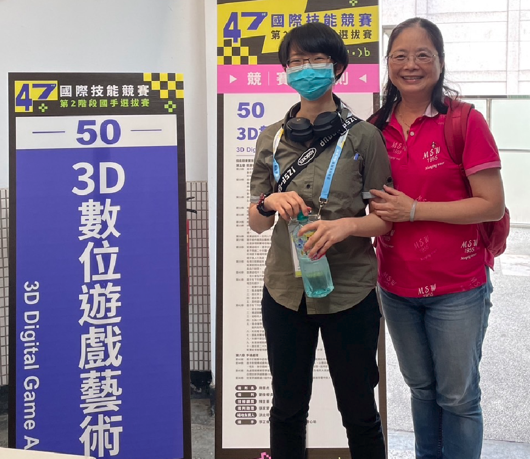 東南科大數位遊戲設計系指導老師呂幸娟與蔡怡軒選手在比賽會場外合影。 東南科大/提供 東南科大數位遊戲設計系指導老師呂幸娟與蔡怡軒選手在比賽會場外合影。 東南科大/提供