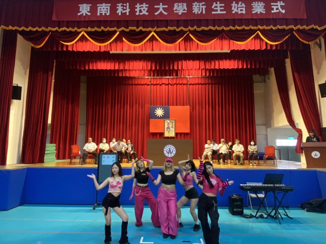 東南科技大學新生始業式表演藝術系同學表演。 東南科大/提供 東南科技大學新生始業式表演藝術系同學表演。 東南科大/提供