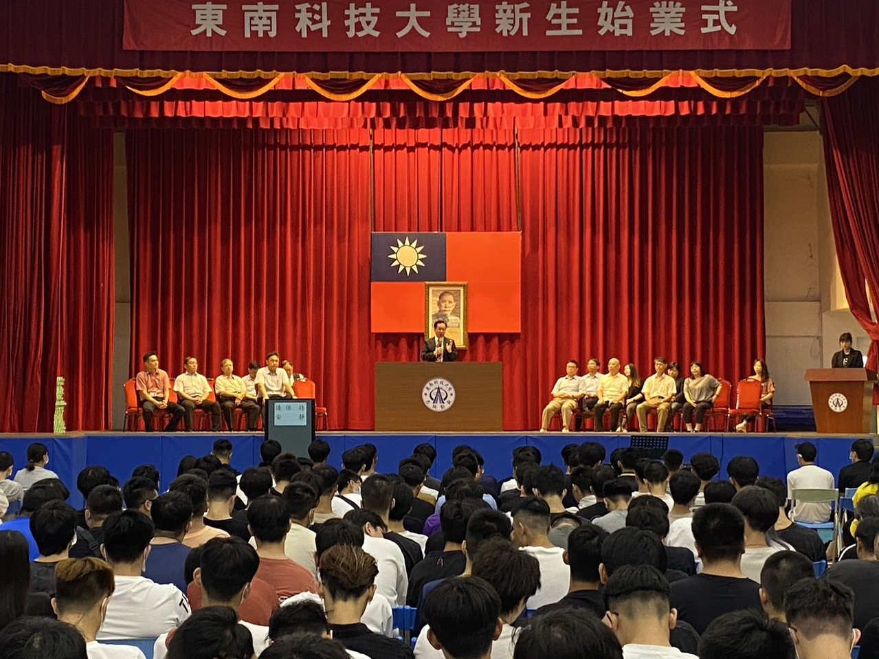 東南科技大學新生始業式李清吟校長致詞。 東南科大/提供 東南科技大學新生始業式李清吟校長致詞。 東南科大/提供
